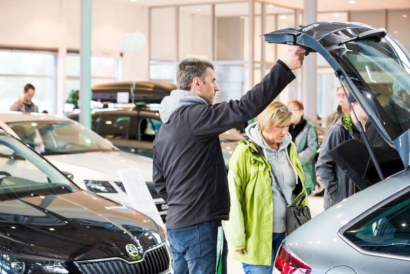 Zur Premiere des Autohauses in der Porschestraße gab es allerhand Modelle zu begutachten. (Tiemeyer)