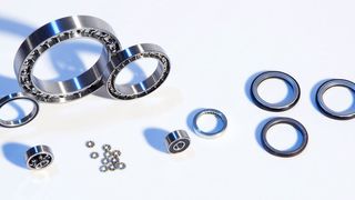 Variationen der KBT-Premium-Quality-Kugellager sind erhältlich hinsichtlich Abmessung, Material, Form, innerer Aufbau, Käfigausführung, Oberflächenschutz, Befettung, Abdichtung sowie Verpackung und Lieferung. (Knapp Wälzlagertechnik)