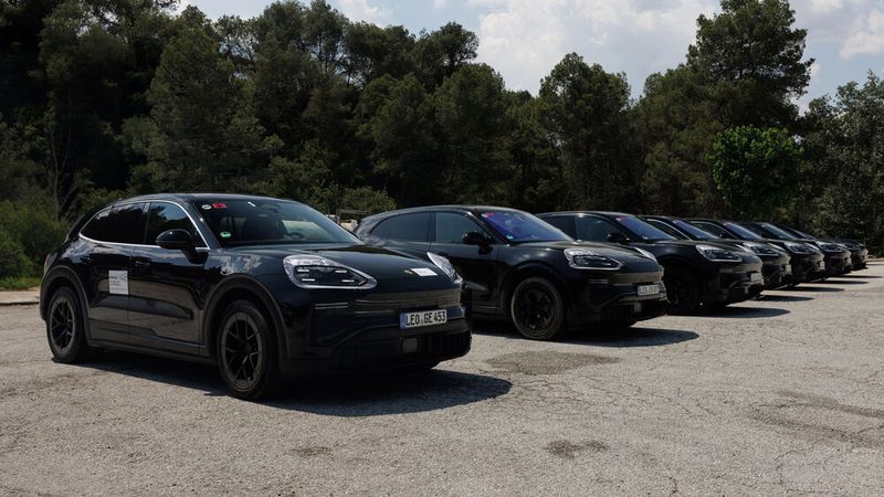 Das große SUV erhält eine komplett neue E-Architektur und einen neuen Antrieb. (Bild: Porsche)