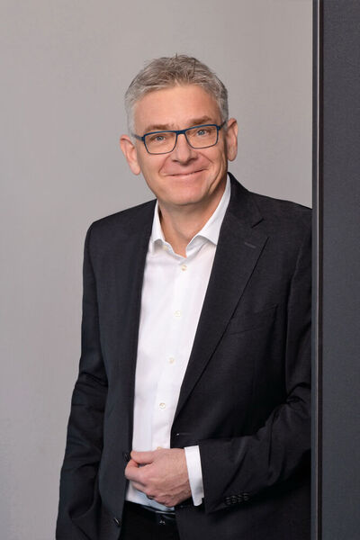 Am 1. April 2020 übergibt Dieter Heyde die Position des CEO von Salt Solutions an Maximilian Brandl und wechselt in diesem Zuge in den Aufsichtsrat. Als Digitalisierungsexperte soll Brandl die Strategie und das Leistungsangebot für die Digitalisierung der Supply Chain weiter ausbauen. 

Maximilian Brandl war in seiner vorherigen Position als CEO für Eplan und Cideon tätig. Seine Schwerpunkte lagen in den Bereichen Industrie 4.0, Internet of Things, Cloud und Digitalisierung, die allesamt auch für seine neue Rolle zentral sind. Zuvor war er bei SAP Deutschland als Mitglied der Geschäftsleitung und bei Boston Consulting Group als Senior Manager mit verschiedenen Führungsaufgaben betraut mit Fokus auf Diskreter Industrie, Anlagenbau, Automotive und Hightech.  (Salt Solutions)