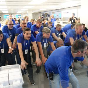 Die Apple-Mitarbeiter hielten die Wartenden mit La-Ola-Wellen bei Laune. (Archiv: Vogel Business Media)