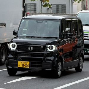 Kei Cars rollen leise durch den Verkehr, klimatisiert, gut gedämmt und mit einer Selbstverständlichkeit, die viele europäische Kleinstwagen vermissen lassen.(Bild:  SP-X/Benjamin Bessinger)