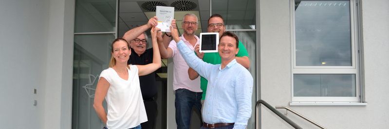 Das IoT-Team präsentiert stolz das neue Fachbuch für die Digitalisierung der Produktion: "Industrie 4.0 - Potenziale erkennen und umsetzen" von Thomas Schulz (Hrsg.)(Bild:  Vogel Business Media)
