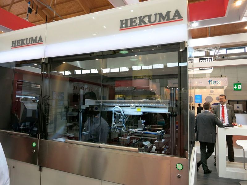 Auch am Stand von Hekuma finden sich Automatisierungslösungen für die Medizintechnik. (Bild: Schäfer)