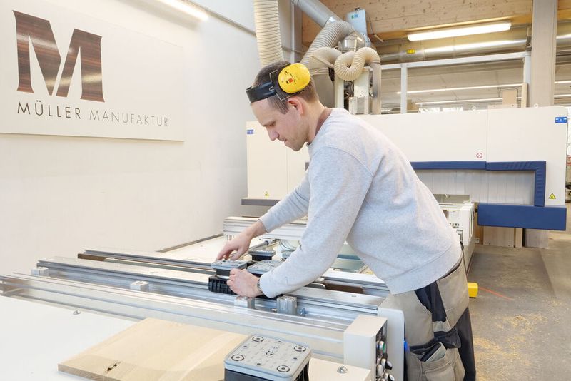 Hier sehen wir einen Vollblutschreiner von Müller Manufaktur beim Rüsten der Blocksauger an der SCM-CNC-Bearbeitungsmaschine. Im Gegensatz zu den SCM-Saugern können die drehbaren Blocksauger von Schmalz schneller verstellt werden. Auch das Wechseln der Saugplatte geht flotter von der Hand, wie die Praxis gezeigt hat. (Bild: Schmalz)