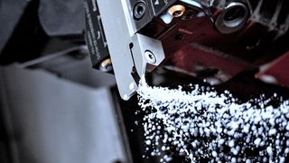 Warum Kühlschmierstoffe eimerweise verschwenden, wenn die Zerspannung mit der neuen Funktion Directcooling von Ceratizit mit viel weniger, aber gezielt appliziertem, KSS genauso gut funktioniert? Hier mehr dazu. (Bild: Ceratizit)