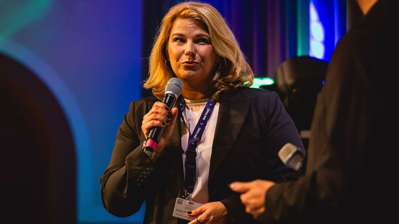 Vertreter der Partner sind auch Teil der Jury für den Gebrauchtwagen Award. Sie würdigten jeweils die Leistung der Top-Betriebe; hier Britta Peters von Santander. (Bild: stefan bausewein)