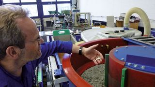 Sichtprüfung der Schlüssel, die in der Gleitschleifanlage entgratet werden.  (Bild: Wieland+Oertli)