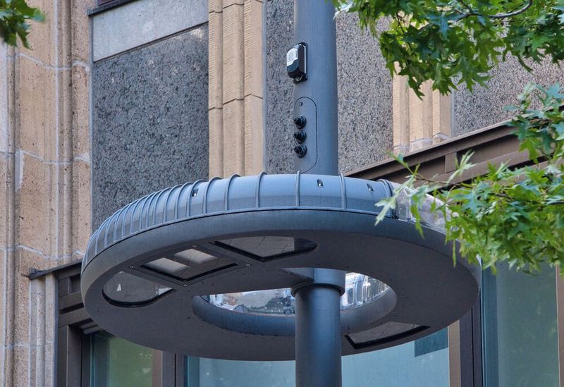 Für einen optimalen Sitz hat Computer Mack eine passende Adapterplatte im 3D-Druck hergestellt und zwischen WLAN 2100-Modul und Mast montiert. (Bild: Projekt BID Mönckebergstraße, Otto Wulff BID Gesellschaft)