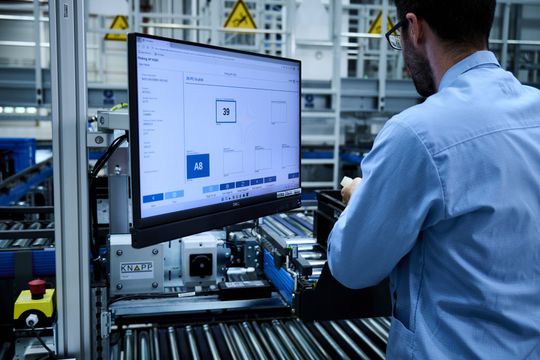 Benutzerfreundliche Bedienoberflächen in SAP Fiori wie jene an den ergonomischen Arbeitsplätzen führen sicher durch den Kommissionierprozess.(Bild:  Knapp I Niederwieser)