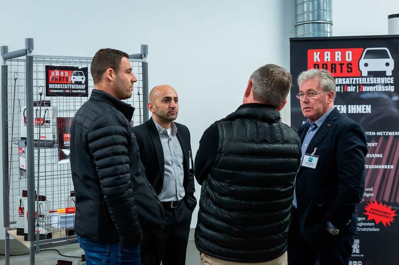 Seine Erfahrung aus dem Schadenmanagement, der Teile- und Fahrzeugbranche, vesetzten Oktay Durmaz (2. v. l.) , Inhaber Karoparts, in die Lage, ein auf die Kunden abgestimmtes Konzept zu erarbeiten und damit eine breite Palette an Dienstleistungen und Produkten aus einer Hand anzubieten. (Stefan Bausewein)
