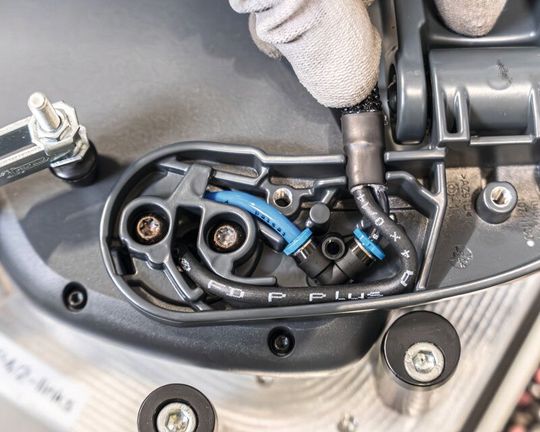 Mit ihrem kompakten Biegeradius von nur 24 Millimetern übernimmt die Datenleitung von Lapp eine zentrale Rolle: Sie gewährleistet die zuverlässige Übertragung von Steuerdaten im Herzstück des Exoskeletts.(Bild:  U.I. Lapp)