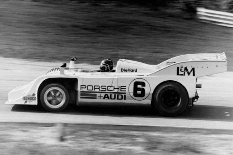 Mit einem Ladedruck von 1,3 bar konnte die Motorleistung des 4,5-Liter-Motors von 383 kW (520 PS) auf 626 kW (850 PS) bei einer Drehzahl von 8.000/min erhöht werden, was ungefähr auf der Höhe der Konkurrenz mit ihren großen amerikanischen V8-Saugmotoren lag. (Porsche)