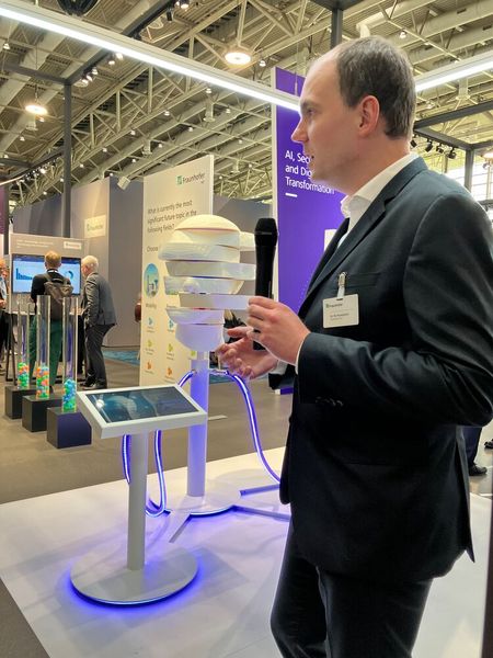 Wie vertrauenswürdig ist KI? Diese Frage stellte sich auch das Fraunhofer IAS. Mit ihrem Exponat zum Thema „Freiheit“ machten sie klar: KI ist eine Technologie, die gekommen ist, um zu bleiben. (Bild: Juliana Pfeiffer/VCG)