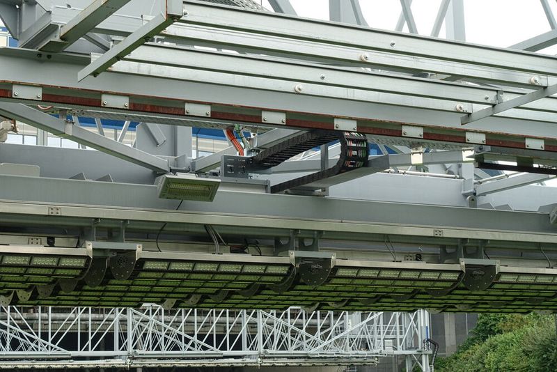 Über dem Rasen befindet sich der Hauptträger aus Stahl, der entlang der Rasenfläche mit über 12 m/min bewegt werden kann. (Bild: Stefanie Michel)