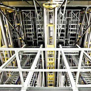 Bild 2: Das viergassige automatische Kleinteilelager (AKL) bei Maxon Motor bietet nun Kapazität für über 45.000 Behälter.