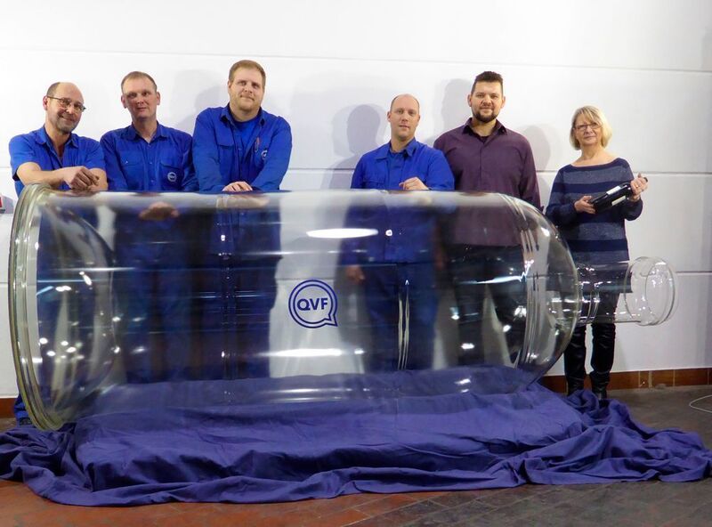 Das DDPS-Projekt-Team präsentiert die mutmaßlich größte Glasflasche der Welt. (DE Dietrich Process Systems)