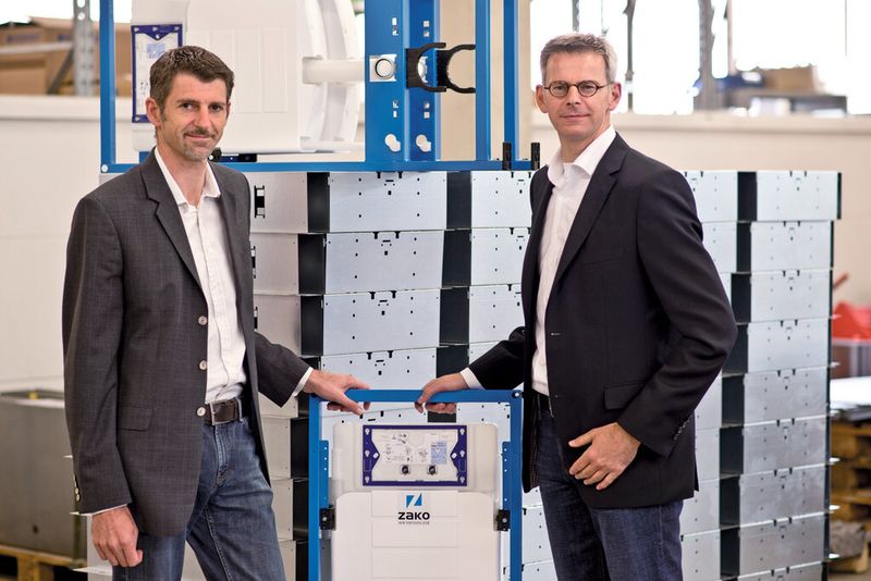 Von links: Thorsten und Achim Schäffer, die Inhaber und Geschäftsführer von Zako, sind von ihrer Anlage nicht nur technisch überzeugt. „Statt die Arbeit monotoner durch Automatisierung zu machen, motivieren die neuen Herausforderungen unsere Belegschaft spürbar