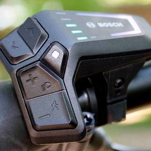 Die ergonomische Bedieneinheit bietet fünf Tasten sowie auf der Rückseite einen Ein-/Ausschalter.(Bild:  sp-x / Mario Hommen)