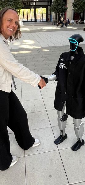 „Guten Tag“. Er drückt gar nicht sooo fest, der Pax8-Roboter. (Bild: Vogel IT-Medien)