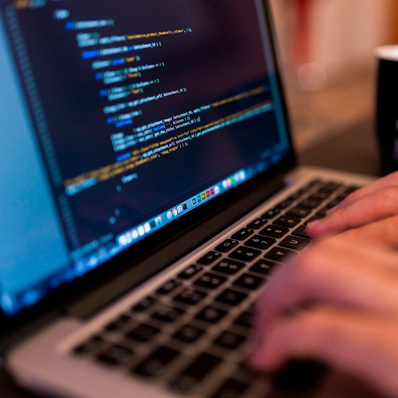 Low-Code-Ansatz: Auch mit wenigen Programmierkenntnissen lassen sich vernetzte Apps erstellen.