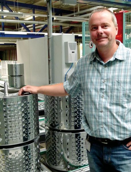 Dennis Hülsebusch ist Projektmanager Industrial Engineering/PW/IE-VF Pre-Production bei der BSH Bosch und Siemens Hausgeräte GmbH in Berlin und damit einer der Vordenker für optimale Produktionsbedingungen: „Ganz oben auf der Agenda steht beispielsweise die Taktzeitverkürzung, sodass in einer Fertigungsanlage immer mehr Geräte produziert werden können.“ Bild: Kuhn (Archiv: Vogel Business Media)