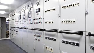 Allgemeine Anforderungen an eine Niederspannungssteuerungs- oder Schaltanlage sind in der international gültigen Norm IEC 61439 definiert.  (Rittal)