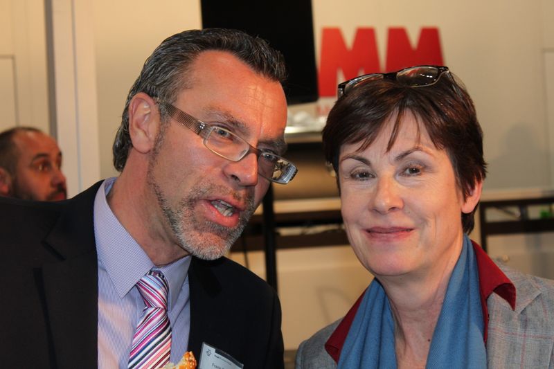 Am Dienstagabend wurde bei der Vogel Business Media am Messe-Stand in Halle 9 traditionell auf eine erfolgreiche Hannover Messe 2014 angestoßen. Gute Gespräche und Live-Musik von der Band „Famos“ sorgten bei den zahlreichen Standpartygästen für eine ausgelassene Stimmung. (Siegl/Vogel Business Media)