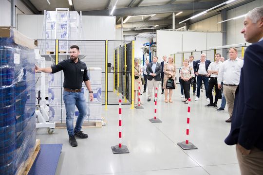 Bei der Eröffnung des neuen Techcenters von Mosca erläutert Patrick Straube, Teamleiter Technikum, die verschiedenen Testmöglichkeiten.(Bild:  Mosca)