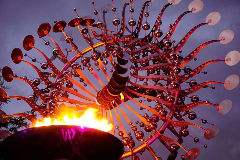 Die Skulptur, die in Rio das Feuer trug, besteht komplett aus rostfreiem, grob geschliffenem Edelstahl und hat ein Gesamtgewicht von 980 kg. Auf einem knapp 5 m hohen Standfuß ist das kinetische Element, wie eine Art Windrad mit einem Durchmesser von 3,2 m, befestigt. (In Cloud Light)