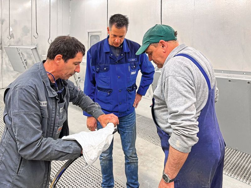 Für die Elektrostatik-Lackierung nutzt Awila eine Anlage von Oltrogge-Partner Wagner. Sie besteht aus einer Elektrostatik-Handpistole GM 5000 der neuesten Generation sowie der dazugehörigen Steuereinheit. Die Lackierpistole ist robust, bietet ein komfortables, ergonomisches Handling und sorgt für einen weichen und homogenen Sprühstrahl für hohe Beschichtungsqualität und hohen Auftragswirkungsgrad.  (Bild: Oltrogge)