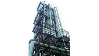 Meterhoch ragen die Türme der Destillationskolonnen in den Himmel. Mehrstufige Verdampferverfahren werden angesichts steigender Energiepreise immer interessanter. Bild: GIG Karasek (Archiv: Vogel Business Media)