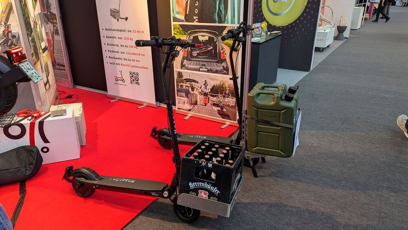 Das vermutlich kleinste Lastenrad bzw. der kleinste Lastenroller der Welt. Bis zu 40 kg Gewicht darf der kleine transportieren. Im Bild zwei extrem wichtige Flüssigkeitsbehälter. (Bild: Dominsky – VCG)