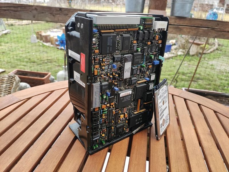 Die 5,25-Zoll-Festplatte Maxtor XT-4170S mit SCSI-Schnittstelle bot 1990 eine Kapazität von 170 MB. Daneben eine moderne 2,5-Zoll-HDD mit 500 GB. (Vogel IT-Medien)