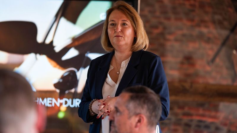 HR-Leiterin Anika Kretschmar hat in den vergangenen zehn Jahren eine Arbeitgebermarke aufgebaut, die wesentlich dazu beiträgt, dass der Fachkräftemangel kein Thema ist für Glinicke.  (Bild: Jonas Blank)