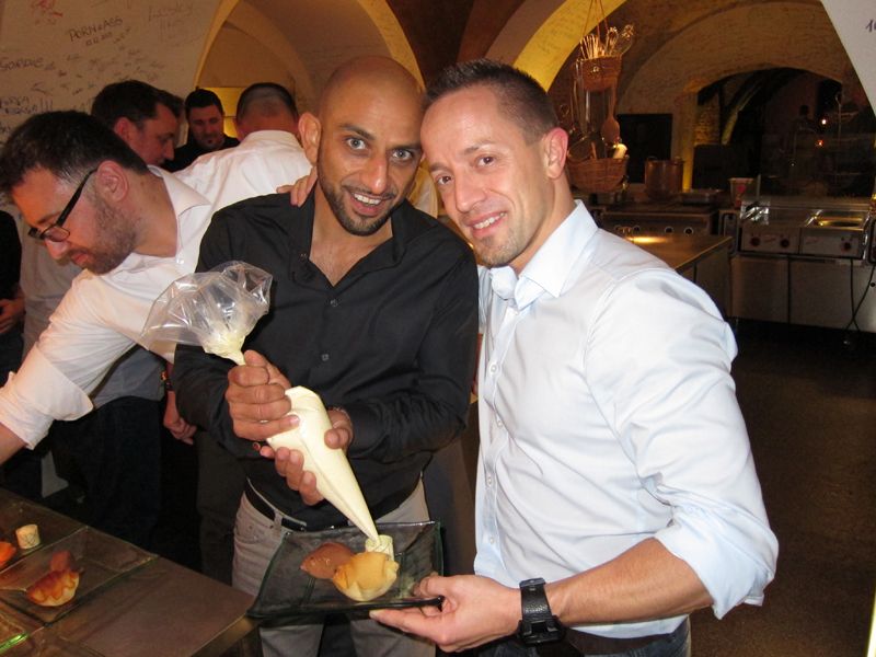 Mit Präzision und Gefühl gingen Imad Kurdi (l., EZY) und Sascha Bosen (Seagate) die Füllung an. (Bild: IT-BUSINESS)