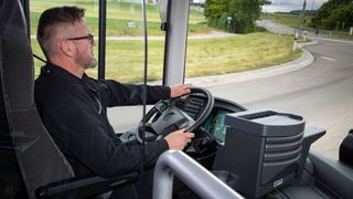 Die Busbranche beklagt einen Mangel an Fahrern. (Bild: Daimler Truck)