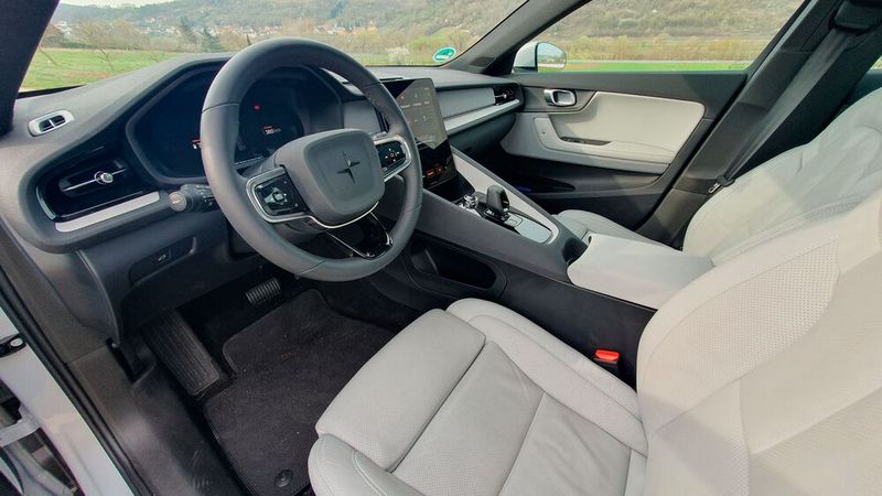 4. Die schwedischen Gene: Die Verarbeitung, die Materialien und die Haptik lassen keine Wünsche offen. Man fühlt sich im Polestar 2 gleich wohl. Auch dank des hellen, schwedisch inspirierten Interieurs war das Raumgefühl im Testwagen großzügig. (Bild: Mauritz – VCG)