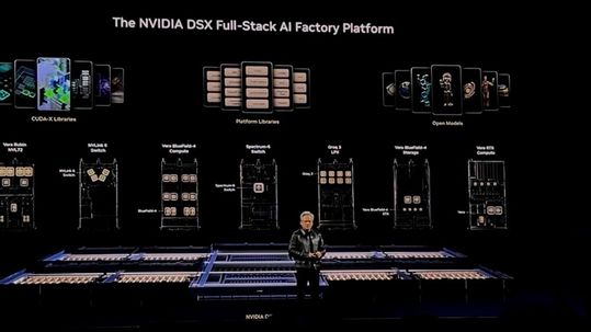 Die DSX AI Factory bedient den gesamten Stack. Laut Huang innerhalb eines Monats lieferbar.(Bild:  Paula Breukel)
