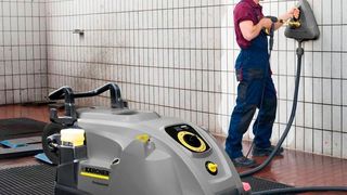 Das Abwasser wird sofort abgesaugt, der Gulli darf bis zu fünf Meter entfernt sein. (Foto: Kärcher)