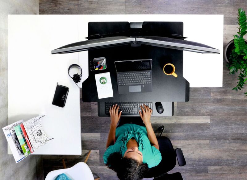 Steh-Sitz-Schreibtischkonverter bieten eine budgetfreundliche Ergänzung und lassen sich schnell und einfach die auf die Arbeitsfläche des vorhandenen Schreibtisches stellen – ganz ohne Montage.