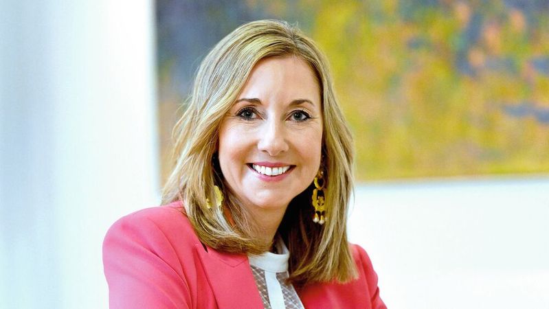 Bayerns Kultusministerin Anna Stolz: Wir „spannen einen Schutzschirm für unsere jungen Leute auf“.(Bild:  ©StMUK / Astrid Schmidhuber)