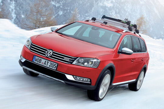 Der VW Passat Alltrack in modifizierter Crossover-Optik geht am 23. März an den Verkaufsstart. Sein Basispreis liegt bei 33.450 Euro. (VW)
