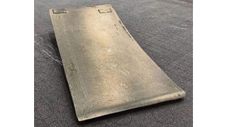 Ein faserverstärktes Kunsstoffteil, das im Rahmen des Projekts „FreePreg“ mit speziellen lokalen Verstärkungen auf seiner Rückseite gefertigt wurde. So können Composite-Teile optimiert werden. (Bild: ITA)