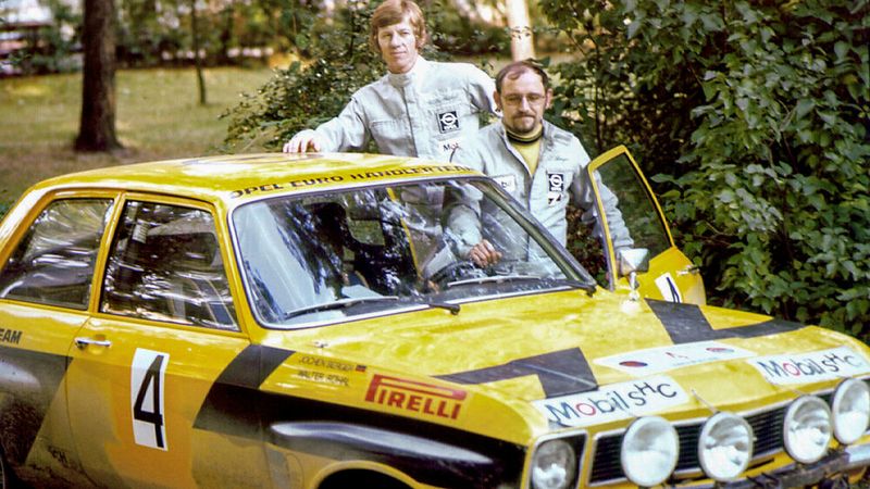 Neben seinem unglaublichen Tempo hob sich Röhrl auch durch seinen Perfektionismus von seinen Rivalen ab. Während sich andere Fahrer in den Serviceparks miteinander unterhielten oder rauchten, blieb er in seinem Auto sitzen und studierte die Hinweise im Gebetbuch für den nächsten Streckenabschnitt. Nach jeder Rallye analysierte er seinen Fahrstil auf Fehler, weil er nichts dem Zufall überlassen wollte. (Bild: Opel Automobile)