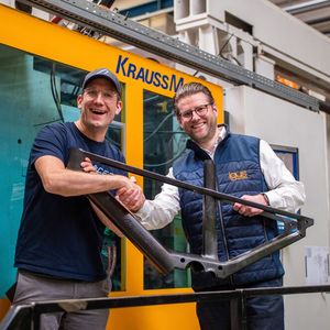 Um die Transformation zur Kreislaufwirtschaft voranzutreiben, setzt der E-Bike-Hersteller Advanced Bikes für seine zukünftige Rahmenproduktion auf igus. (links: Helge von Fugler, Gründer und Geschäftsführer von Advanced; rechts: Jan Philipp Hollmann, Head of Bike Components bei igus). (Bild:  Igus)