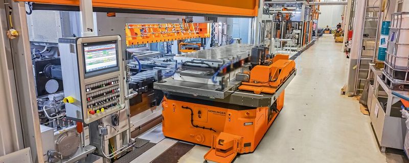 Automatisches Einbringen des Werkzeuges in das Presswerk.(Bild:  Genkinger)