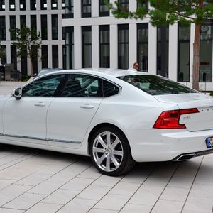 Das Design des Volvo S90 wirkt kraftvoll und elegant zugleich.