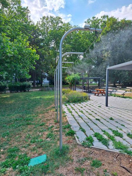 60 Hochdruck-Nebelduschen sind Teil des Wiener Hitzeschutz-Konzeptes. Verteilt in Wiener Parks, sorgen sie an heissen Tagen für Abkühlung.  (Bild: Kaiser.Works)