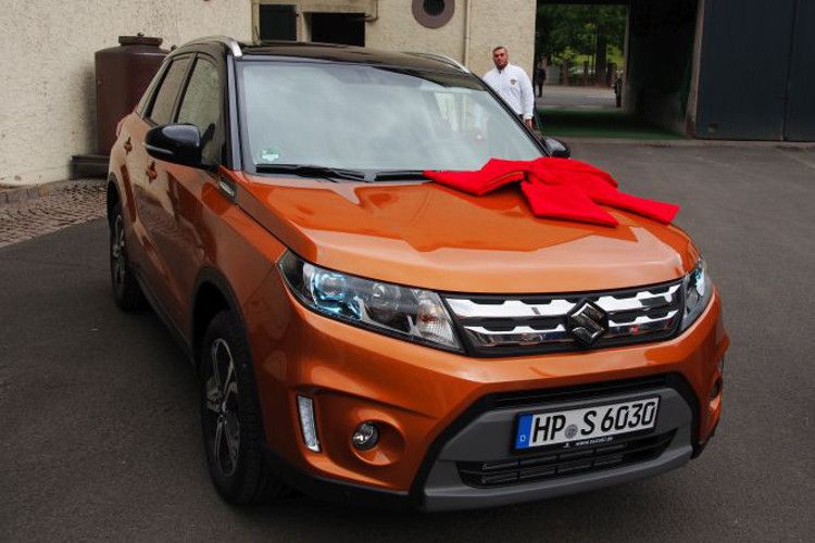 Vor der Zeugnisübergabe wechselte dieser Suzuki Vitara für ein Jahr den Besitzer: Der Importeur stellt der Schule das Fahrzeug für ihre Berufsschultour 2015/2016 zur Verfügung. (Richter)